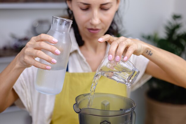 Как вывести воду с организма лишнюю и снять отечность